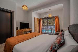 una camera con un grande letto e una finestra di Hotel Centro Bodrum a Bodrum City