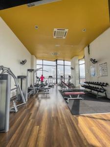 Un gimnasio con cintas de correr y máquinas en una habitación. en Kajang Oasis@MKH Boulevard, en Kajang
