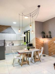 Una cocina con una mesa y sillas en una habitación. en Kajang Oasis@MKH Boulevard, en Kajang