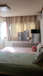 Lion's home 외국인 전용 في سول: غرفة نوم بسرير كبير ونافذة