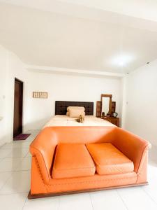 Cama ou camas em um quarto em Villa Kamar Tamu Ngestiharjo