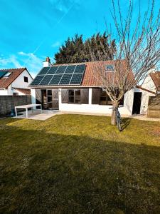 una casa con paneles solares en el techo en Zeepark Zeewind, en Bredene