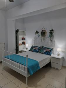 ネオス・マルマラスにあるApartman SIDRO Spacious with BIG balconyのベッドルーム(白いベッド、青いシーツ付)
