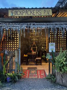 a restaurant with a sign that reads backyards pays pyu at Backpacker Puerto Viejo in Puerto Viejo