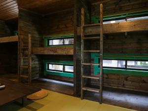 Zimmer mit 2 Etagenbetten in einer Hütte in der Unterkunft Japanese Cottage Nagomiya seseragi in Gujō