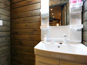 ein Bad mit einem Waschbecken und einem Spiegel in der Unterkunft Japanese Cottage Nagomiya seseragi in Gujō