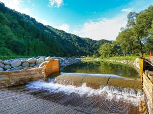 ein Fluss mit Wasser aus einem Damm in der Unterkunft Japanese Cottage Nagomiya seseragi in Gujō