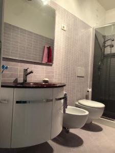 Bilik mandi di Residence cinque cerri APPARTAMENTO
