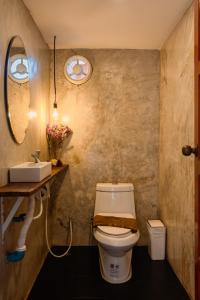 un baño con inodoro y lavabo en A HOUSE, en Koh Larn