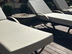 un grupo de sillas y una mesa en una terraza en Azzurretta Guest House, en Lecce