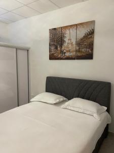 ein Schlafzimmer mit einem weißen Bett und zwei Kissen in der Unterkunft TLux in Stolac