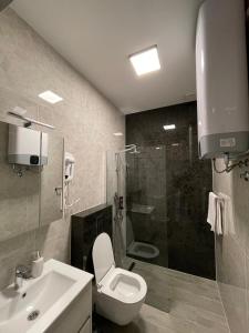 ein Badezimmer mit Toilette, Waschbecken und Dusche in der Unterkunft TLux in Stolac