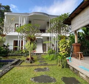 ein Haus mit Garten davor in der Unterkunft Belvilla Abhinaya Central Ubud in Payangan
