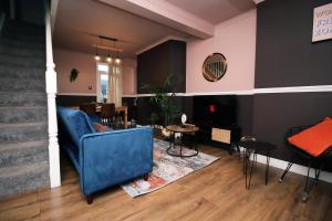 - un salon avec un canapé bleu et une table dans l'établissement Cosy 3BR Home, Scenic Views, Ideal for Walks & Work, à Abertillery