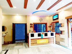 um quarto com um balcão com um cartaz em The Amber em Durgapur