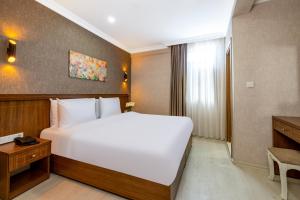 a bedroom with a large white bed and a window at Diamond Beyazit Hotel in Istanbul