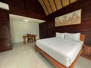 Postel nebo postele na pokoji v ubytování Belvilla 93805 Queen Villa Near Bali Zoo