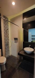 een badkamer met een wastafel en een toilet bij OYO 93808 Lincoln Dormitory in Tangerang