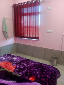 - une chambre avec un tapis violet au sol et une fenêtre dans l'établissement SPOT ON Mayur Hotel & Restaurant, à Chaoni