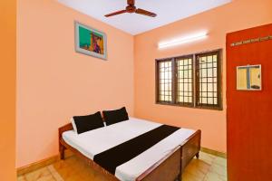 1 dormitorio con 1 cama y ventilador de techo en OYO 824158 MK Raja Homes, en Chennai