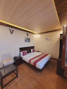 Postel nebo postele na pokoji v ubytování Hotel Hidden Chalet Nainital Near Mall Road - Luxury Room - Excellent Customer Service