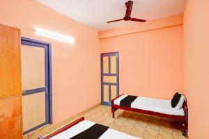 Cette chambre comprend un lit et une fenêtre. dans l'établissement OYO 824158 MK Raja Homes, à Chennai