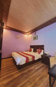 Postel nebo postele na pokoji v ubytování Hotel Hidden Chalet Nainital Near Mall Road - Luxury Room - Excellent Customer Service