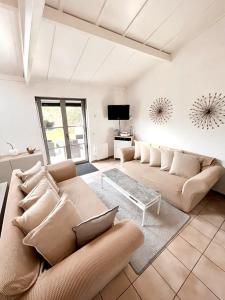 ein Wohnzimmer mit 2 Sofas und einem TV in der Unterkunft Zeepark Zeewind in Bredene