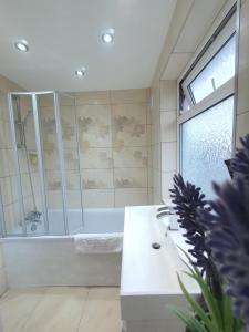 Ванна кімната в 1. Single Room (Professional, Trades) Welcome