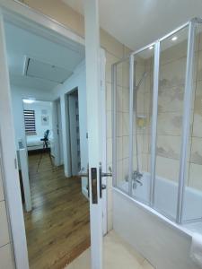 a bathroom with a walk in shower and a glass shower stall at 1. Single Room (Professional, Trades) Welcome in Luton