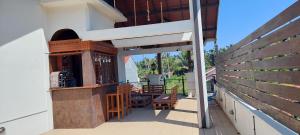 balcón con bar y mesa con sillas en Fernando Residencies - wennappuwa, en Wennappuwa