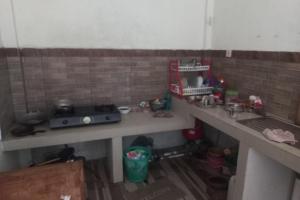 - une cuisine avec 2 comptoirs et un évier dans l'établissement SPOT ON 93815 Chimi Rumah Kost, à Purwokerto
