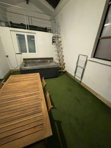 een kamer met een bed en groen tapijt bij Authenticité au cœur de la ville in Lyon