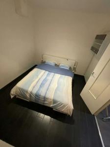 een slaapkamer met een bed in een kamer bij Authenticité au cœur de la ville in Lyon