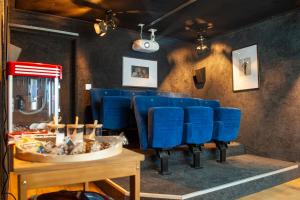 Cinéma Enchanté maison d'hôtes avec écran géant et bain nordique的休息区