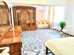 een woonkamer met een kaptafel en een bank bij Like Home Guest Rooms in Alma-Ata