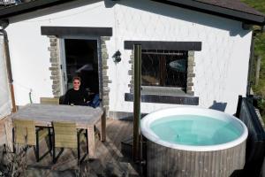 Prez-vers-SiviriezCinéma Enchanté maison d'hôtes avec écran géant et bain nordique的相册照片