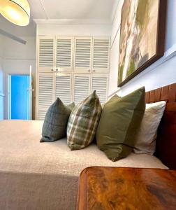 - une chambre avec un lit doté de 4 oreillers dans l'établissement The Whitehouse on Boyce Street, à Taree