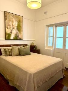 1 dormitorio con 1 cama grande en una habitación en The Whitehouse on Boyce Street, en Taree