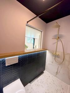 Koupelna v ubytování Cinéma Enchanté maison d'hôtes avec écran géant et bain nordique