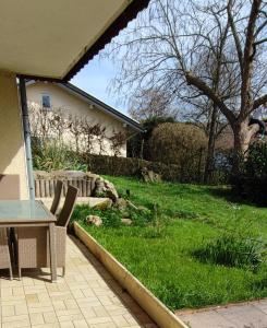 eine Terrasse mit einem Tisch und Stühlen im Hof in der Unterkunft Ferienwohnung Westerwaldblick großzügige Wohlfühloase mit Terrasse in Oberelbert