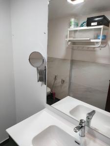 uma casa de banho com um lavatório e um espelho em Appartement Fizu em El Serrat