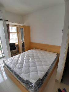 uma cama grande num quarto com em OYO 93826 Cprc Inn Serpong em Tangerang