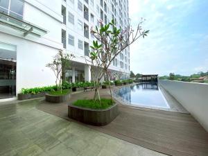 een gebouw met een binnenplaats met een zwembad bij OYO 93826 Cprc Inn Serpong in Tangerang