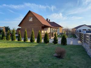 dom z ogródkiem z ogrodzeniem i drzewami w obiekcie Domek letniskowy Orzechowa w mieście Giżycko