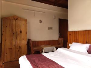 Postel nebo postele na pokoji v ubytování TSUKIMI Homestay, Naggar, Manali