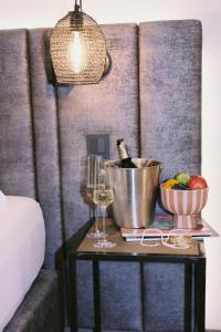un tavolo con una bottiglia di vino e un cesto di frutta di SOULSISTERS' Hotel a Kaprun
