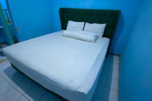 Katil atau katil-katil dalam bilik di SPOT ON 93832 Lies Kostel Syariah