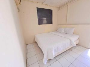 Tempat tidur dalam kamar di SPOT ON 93840 Guest House Amanda Syariah