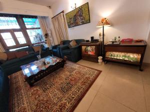 sala de estar con sofá y mesa en Ivy's en Bhopal